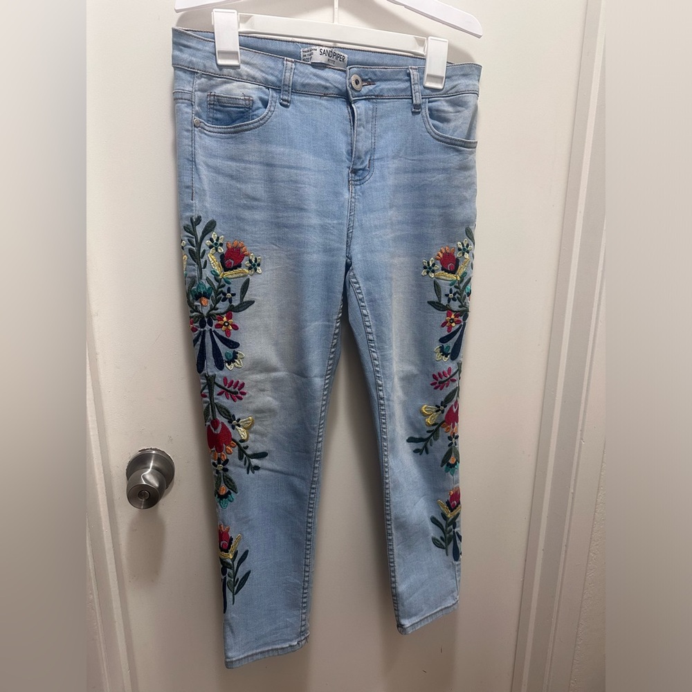 Sandpiper Women’s Light Wash Embroidered Floral Denim Jeans  Size 6